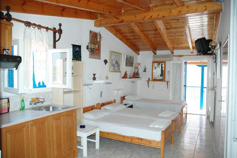Nikos Rooms And Studios Poros Town Exteriör bild